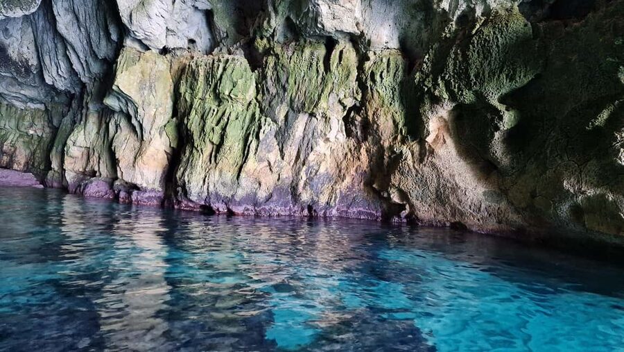 Siracusa: Ortigia & Sea Caves Speedboat Tour with Swim Stop - Sea caves on the Syracuse coast: what you get, and what can change