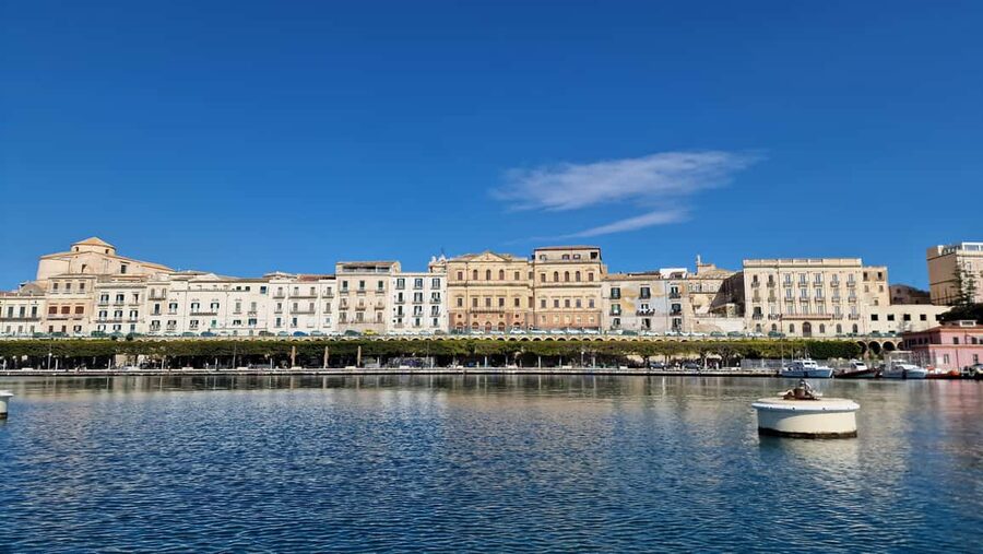 Siracusa: Ortigia & Sea Caves Speedboat Tour with Swim Stop - Swim stop in turquoise water: how to make it worth bringing a towel