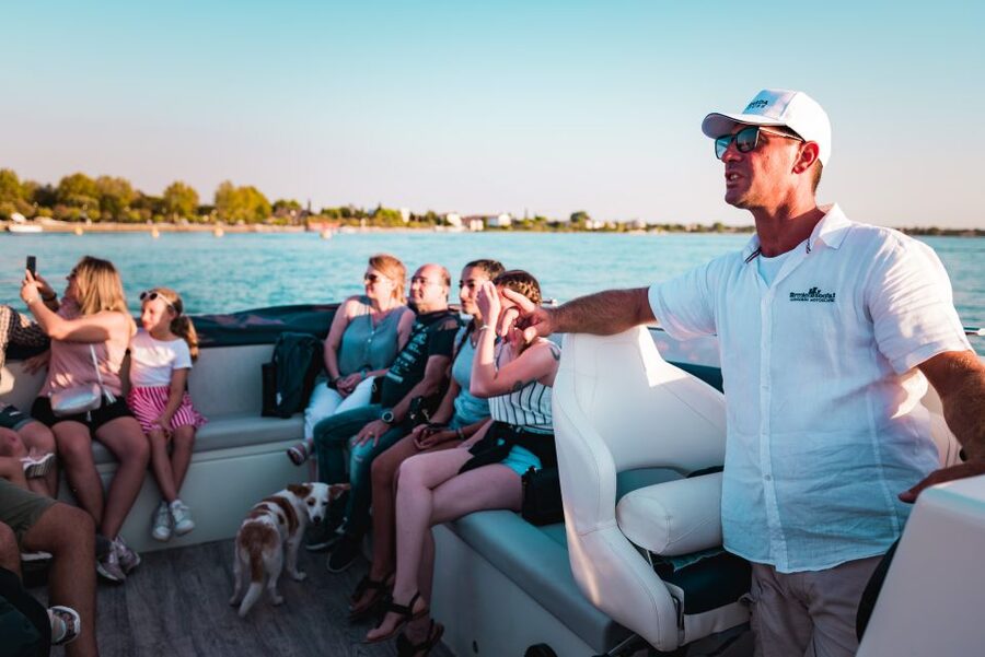 Sirmione: 25 Minute Boat Cruise around the Peninsula - Finding your boat at Piazzale Porto near Sirmione Castle
