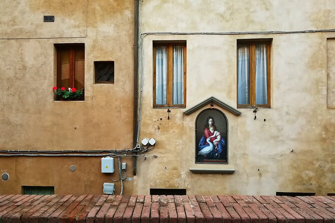 Skip the Line: Siena Duomo and City Walking Tour - Palazzo Chigi Saracini exterior: a 10-minute breather with a purpose