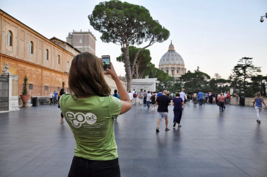 Skip the Line Vatican Tickets with Escorted Entrance - Meeting point on Via Tunisi, finding your green EcoArt flag