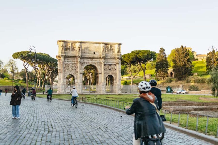 Sunrise in Rome: Small Group E-Bike Tour & Italian breakfast - Trevi Fountain before daytime crowds: the best photo window