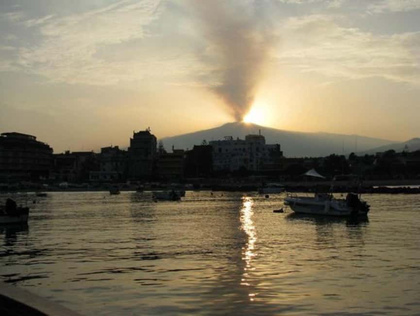 Sunset tour in search of dolphins with aperitif - FAQ
