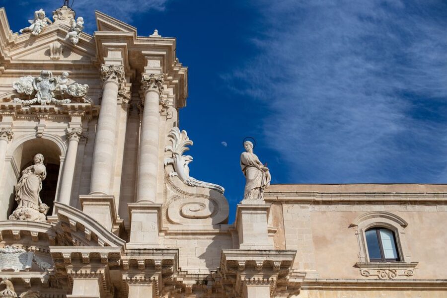 Syracuse: Highlights of Ortigia Guided Walking Tour - Piazza Duomo and Syracuse Cathedral: marble, power, and worship