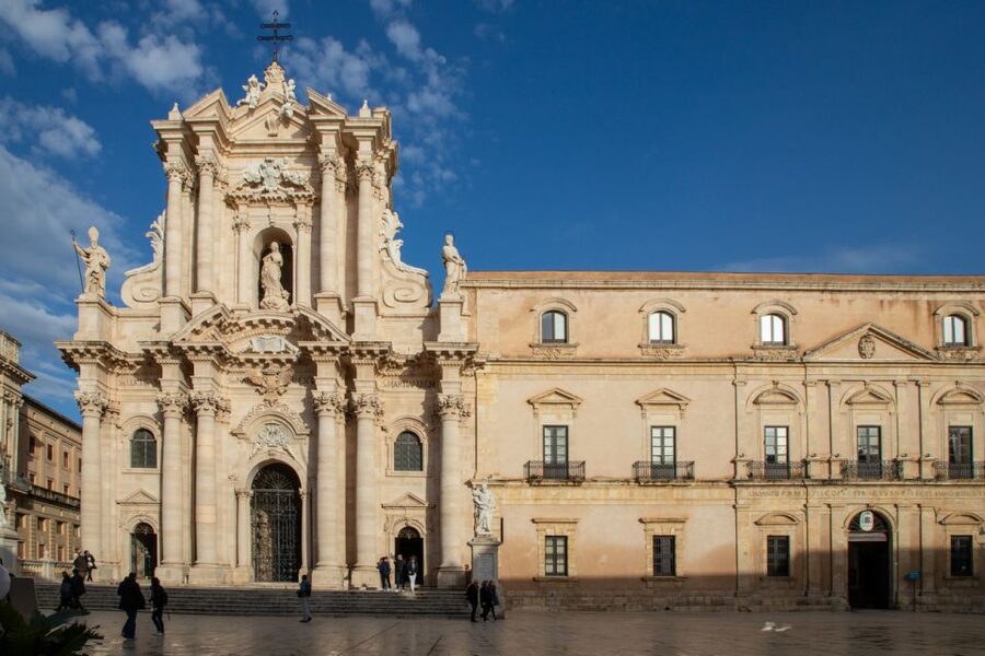 Syracuse: Highlights of Ortigia Guided Walking Tour - Finding the meeting point under the pomegranate tree