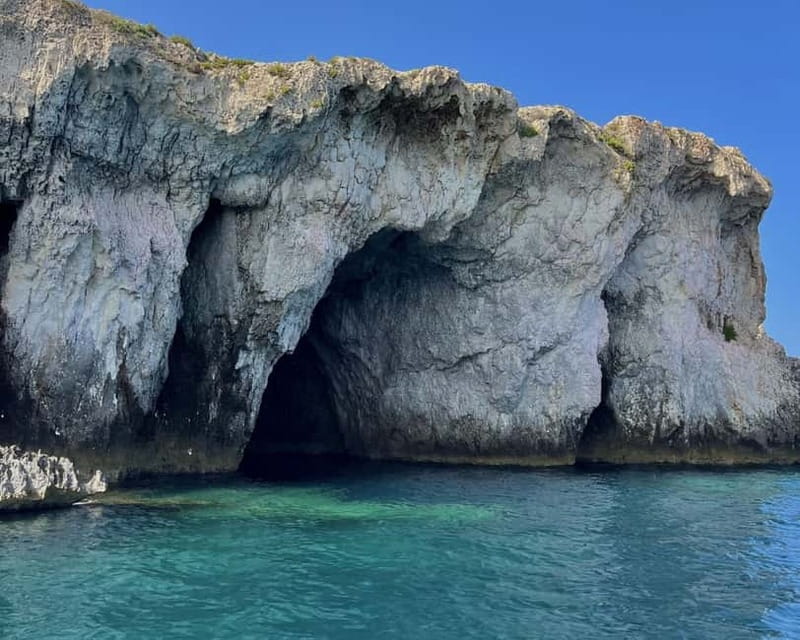 Syracuse: Ortigia Island and Sea Caves Boat Tour with Drinks - The guide and captain energy: the narration is part of the product