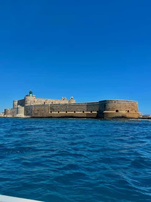 Syracuse: Ortigia Island and Sea Caves Boat Tour with Drinks - Entering the sea caves: the heart-shaped cave plus more