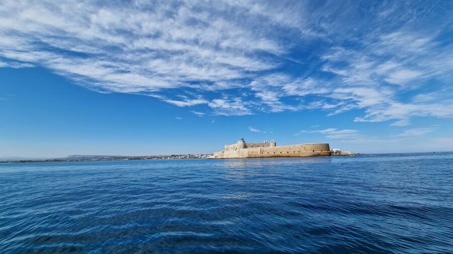 Syracuse: Pillirina, Ortigia, and Sea Caves Tour by Boat - Scoglio del Gorilla: a stop made for photos and a first taste of the caves