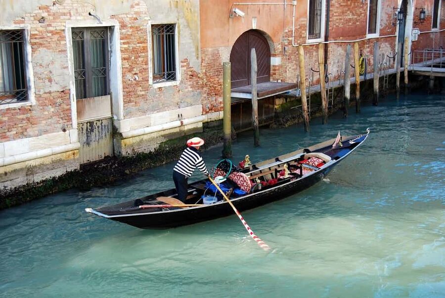 Venetian Private Sandolo tour - Why a Sandolo Ride Feels More Venetian Than a Gondola