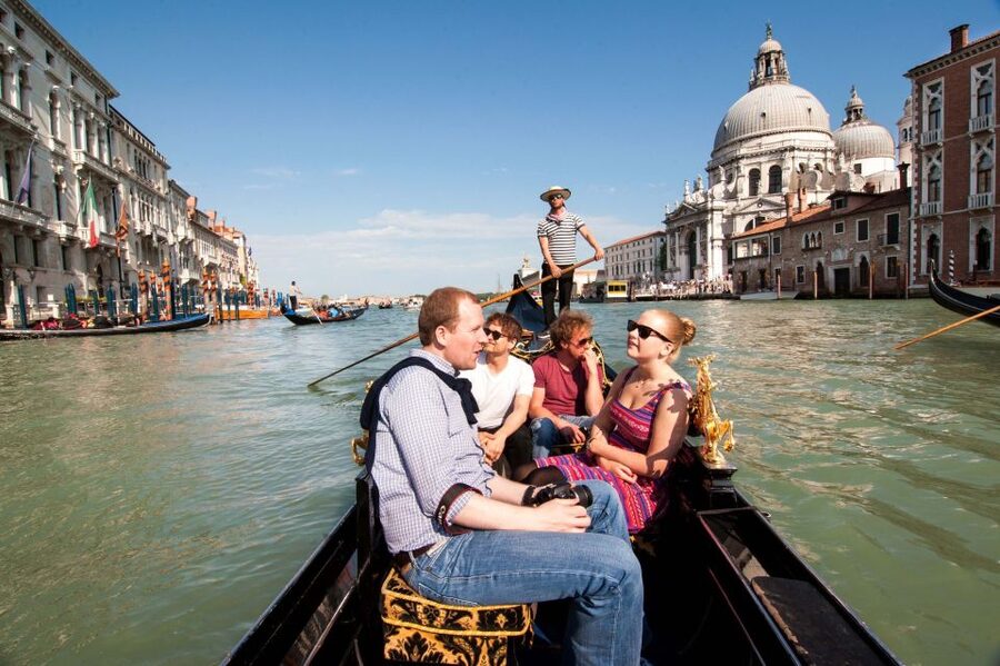 Venetian Private Sandolo tour - Campo Santa Maria Formosa Meet-Up, and Getting on the Water Fast