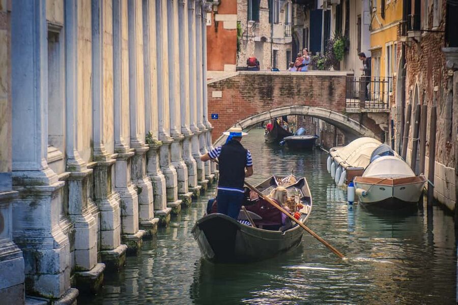 Venetian Private Sandolo tour - What You’ll See Gliding Past Canal Palaces and Side Streets