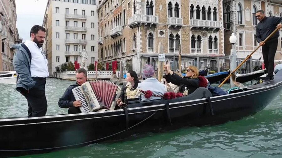 Venice: 30-Minute Gondola Ride on Grand Canal with Serenade - Glide Past Santa Maria della Salute, Peggy Guggenheim, and La Fenice