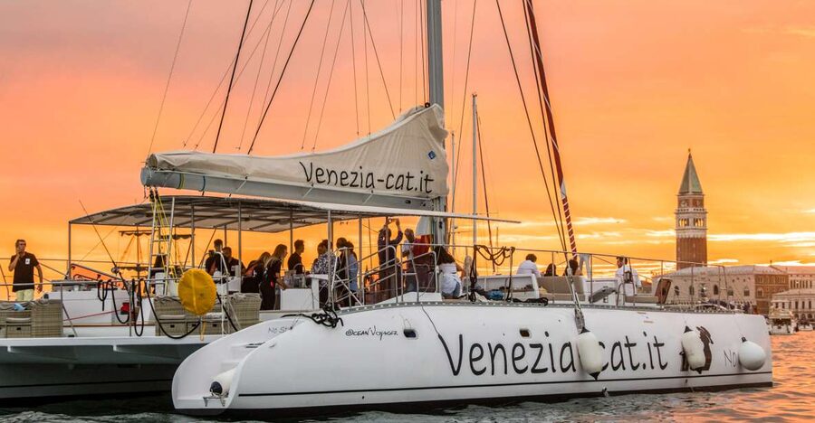 Venice: Catamaran Sunset Jazz Cruise with Aperitivo - The 90 minutes: how the evening flows from boarding to sunset