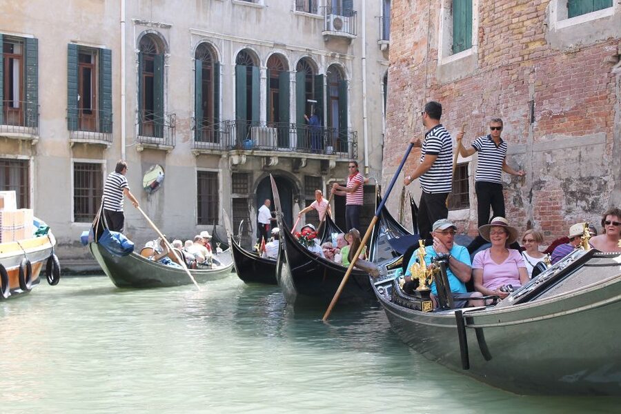 Venice: Grand Canal by Gondola with Live Commentary - Shared gondolas: how seating, audio, and the gondolier work