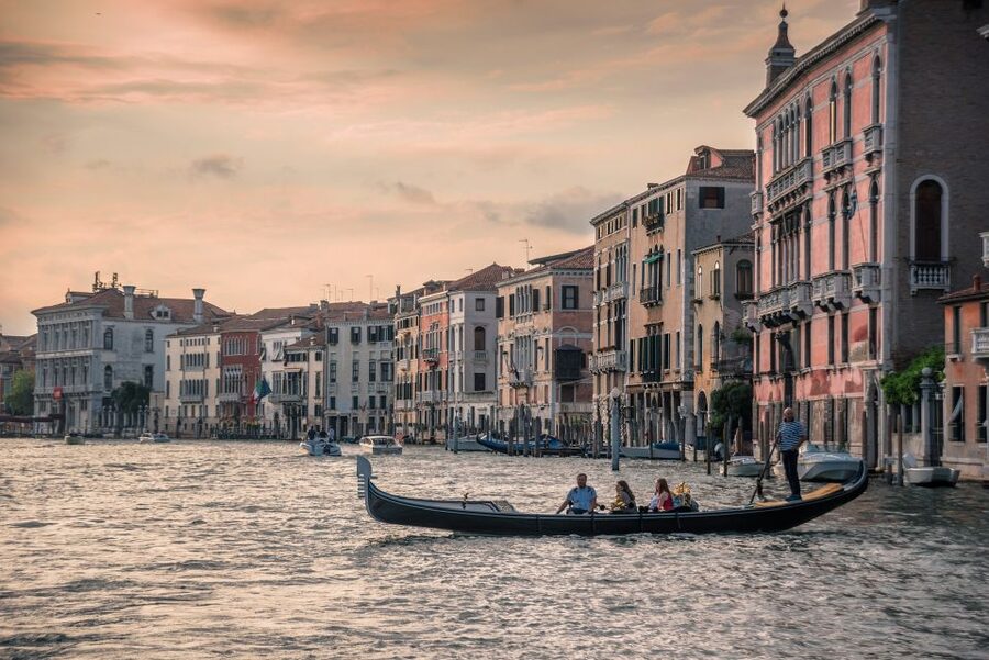 Venice: Grand Canal by Gondola with Live Commentary - Gondola Gallery: craft, cross-sections, and the 3D Venice lesson
