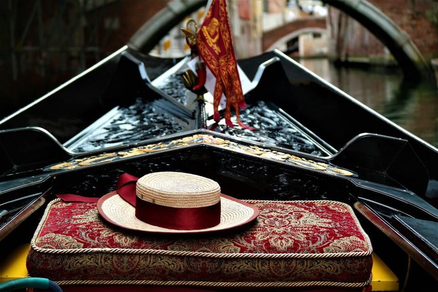 Venice: Grand Canal by Gondola with Live Commentary - Stop-by-stop: the story in the order you experience it