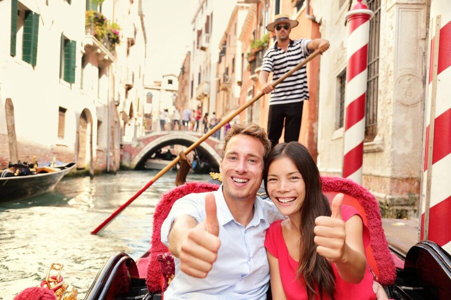 Venice: Grand Canal by Gondola with Live Commentary - Who this gondola tour is best for