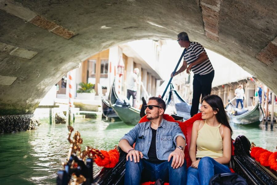 Venice: Grand Canal Gondola Ride with App Commentary - Gondola Gallery and VR: How the Craft Gets Explained