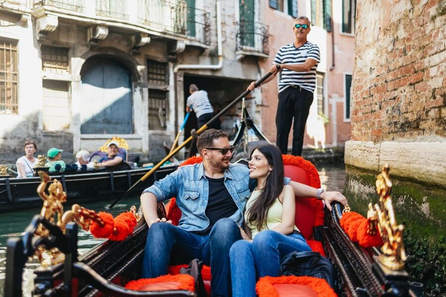 Venice: Grand Canal Gondola Ride with App Commentary - The 15-Minute Gondola Intro Walk: Small Time, Big Payoff