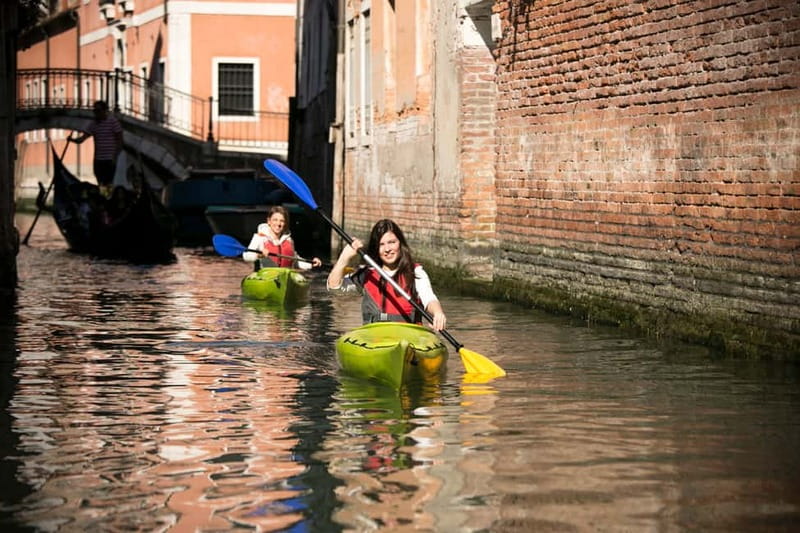 Venice: Guided Canal Kayak Tour at Day, Night, or Sunset - The small-group setup that makes first-timers comfortable