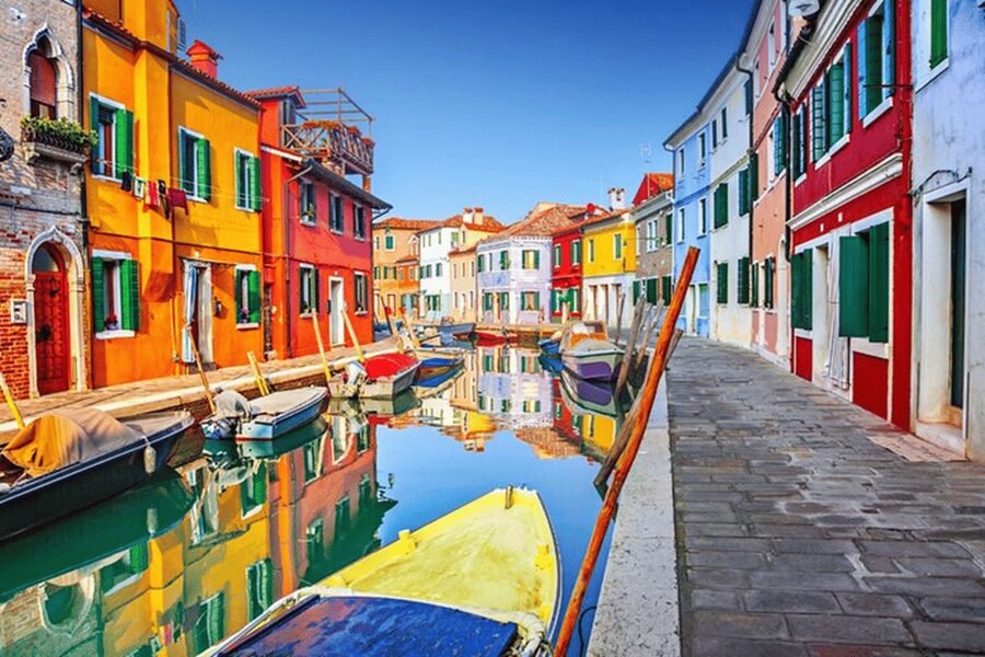 Venice Islands: Murano Glass & Burano Colors Guided Visit - Burano’s color streets and the lace-making tradition