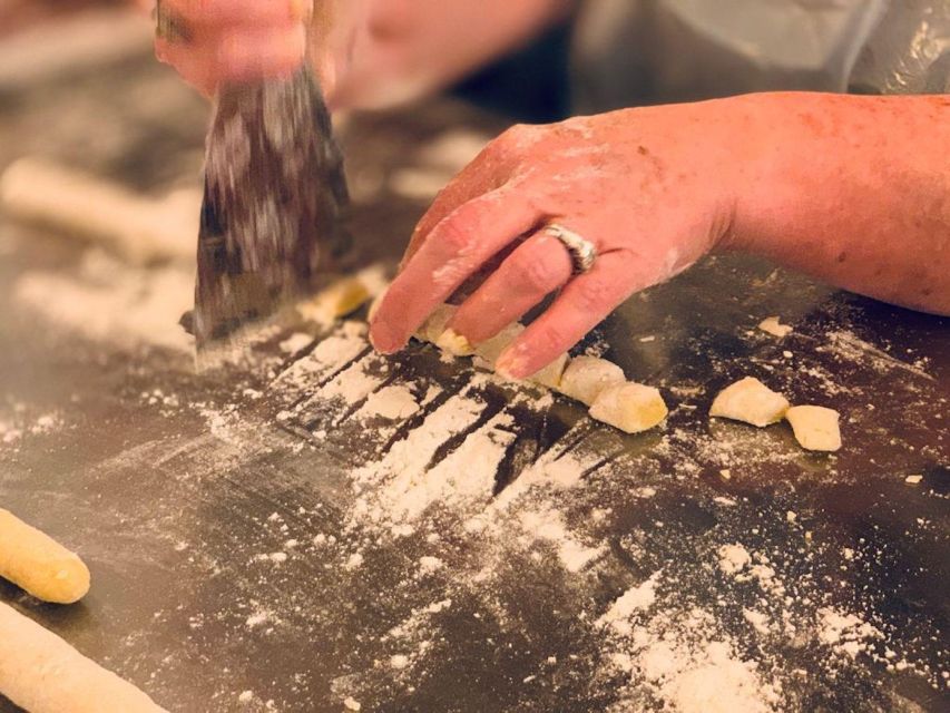 Venice: Pasta and Tiramisu Cooking Class with Wine - Finding Your Table in Dorsoduro: What the Start Feels Like