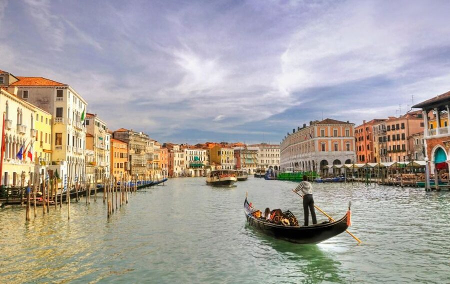 Venice: Private Gondola Cruise for up to 5 Passengers - Key things to notice before you ride