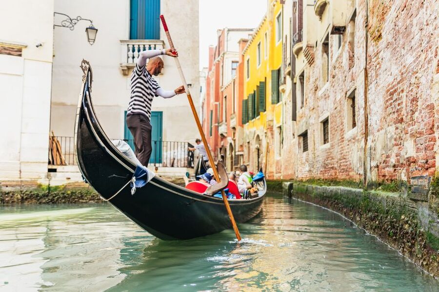 Venice: Private Gondola Ride along Grand Canal - Gondoliers and the vibe: what to look for during the ride
