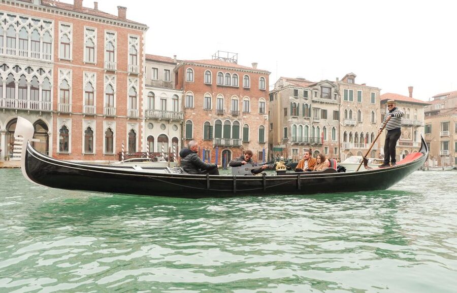 Venice: Shared Gondola Ride and Serenade - The Serenade Setup: What You Get When Only One Gondola Has the Musician
