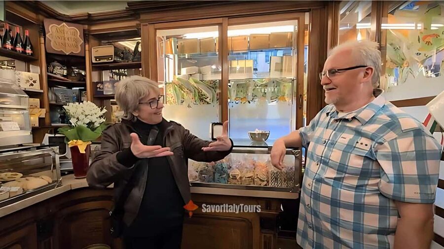 Venice: Sunset Walking Tour with Food and Wine Tastings - Rialto Bridge and the Cheque-History Bank Moment