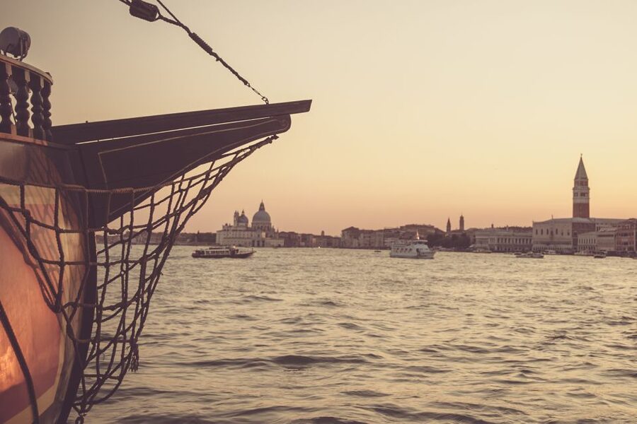 Venice: Venetian Lagoon Tour and Galleon Dinner - Central Deck vs Prow vs Stern, and Why It Changes Your Night