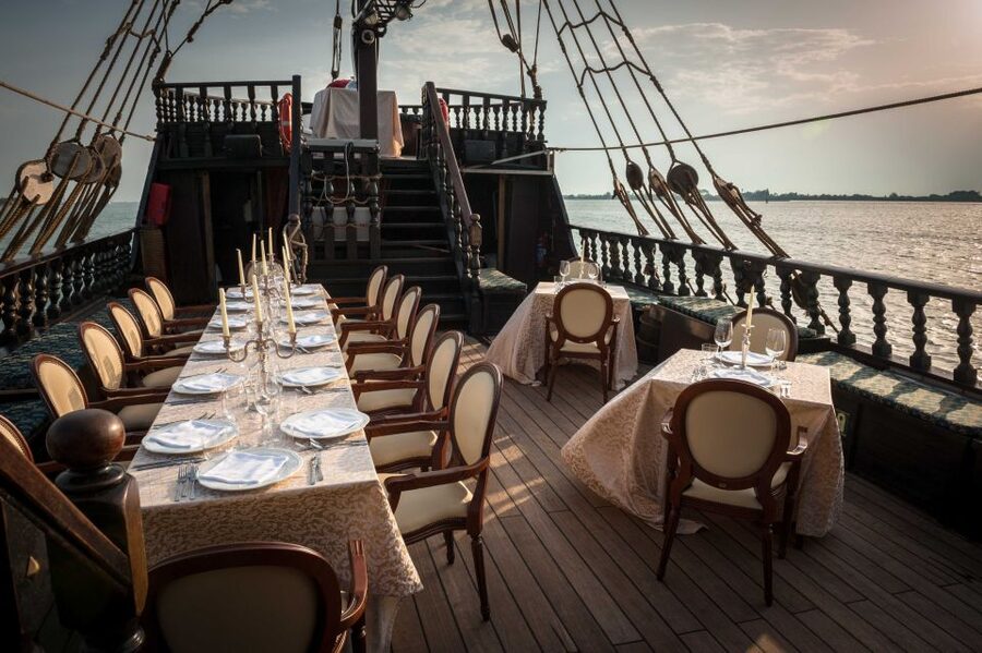 Venice: Venetian Lagoon Tour and Galleon Dinner - The Lagoon Route at Dusk: Murano, Burano, and San Marco by Night