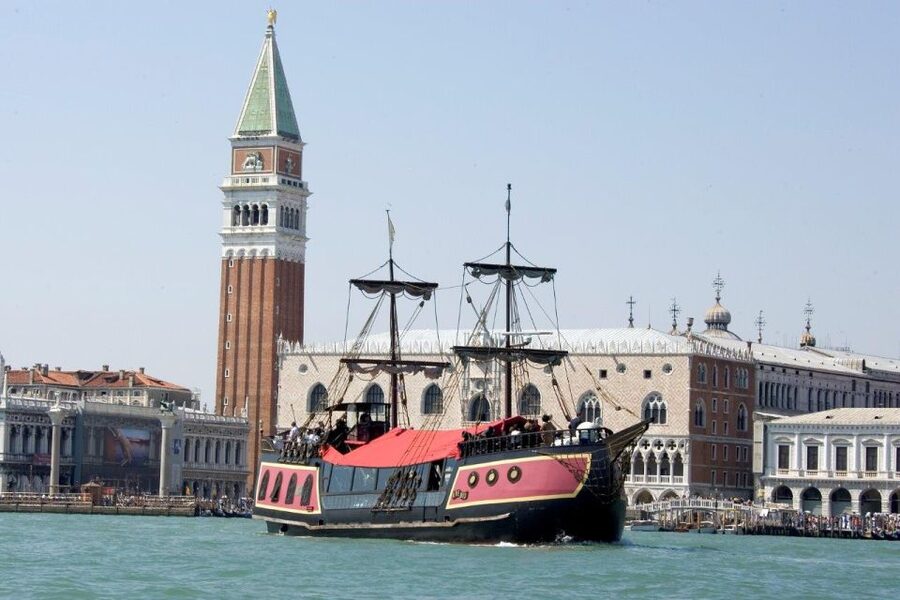 Venice: Venetian Lagoon Tour and Galleon Dinner - The Dinner Itself, Wine Included, and How to Eat It Without Getting Overwhelmed