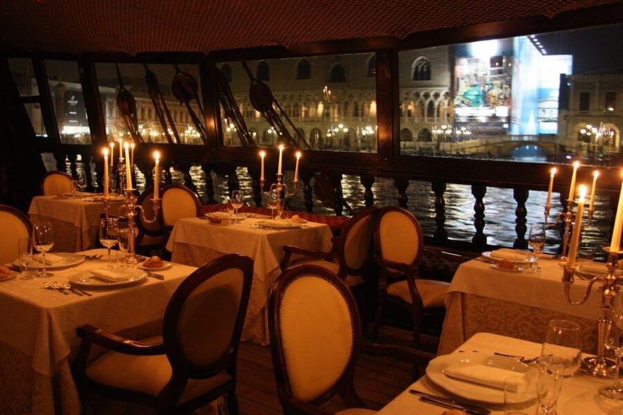 Venice: Venetian Lagoon Tour and Galleon Dinner - Where You Meet and How Boarding Feels on Arrival