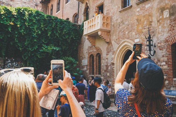 Verona Highlights Walking Tour in Small-group - Scaligero Bridge and Castelvecchio: Medieval Verona, With WWII Reality